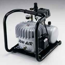 JUN-AIR flüsterleiser Kompressor 3-4 Motor ölgeschmiert mit Druckminderer JUNAIR