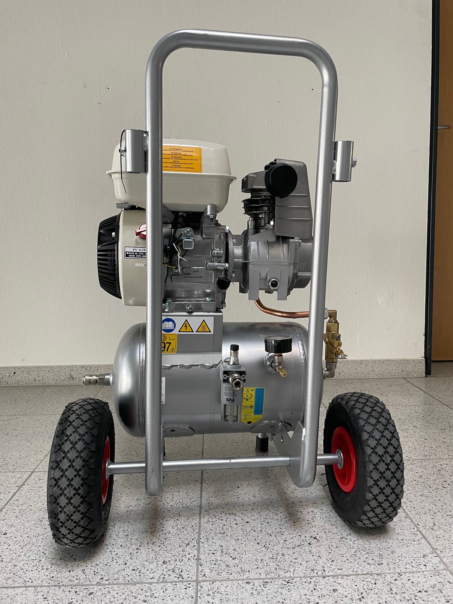 Compressore a pistoni con motorea benzina tipo engineAIR 5/20